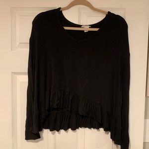 🔻Long sleeve black shirt ruffled bottom